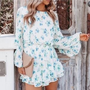 A. Calin By Flying Tomato White and Blue Floral Romper Size M NWOT